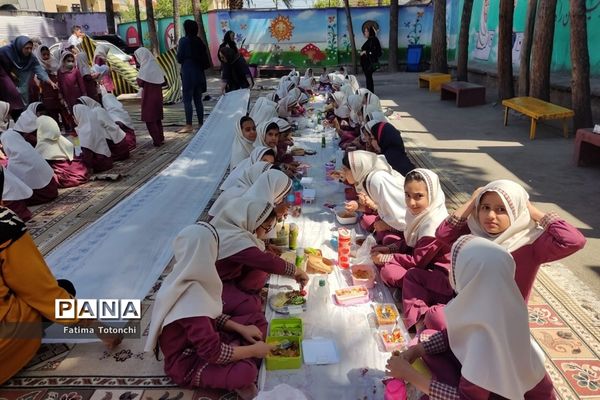 ناهار وحدت  در دبستان دخترانه بعثت ناحیه 3 شیراز