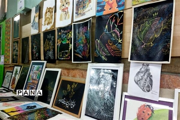 برگزاری نمایشگاه به مناسبت هفته مشاغل در هنرستان فاطمیه