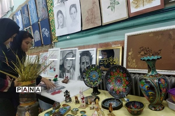 برگزاری نمایشگاه به مناسبت هفته مشاغل در هنرستان فاطمیه