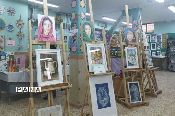 برگزاری نمایشگاه به مناسبت هفته مشاغل در هنرستان فاطمیه