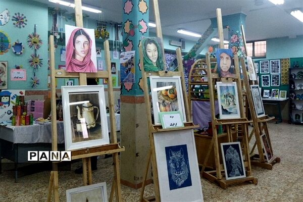 برگزاری نمایشگاه به مناسبت هفته مشاغل در هنرستان فاطمیه