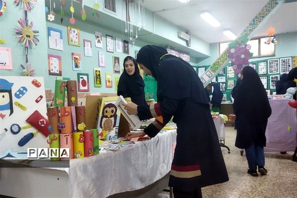 برگزاری نمایشگاه به مناسبت هفته مشاغل در هنرستان فاطمیه