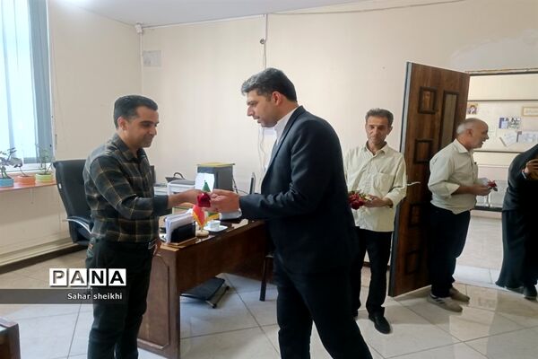 آیین تجلیل از کارمندان  اداری  آموزش و پرورش ملارد در روز معلم
