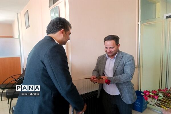آیین تجلیل از کارمندان  اداری  آموزش و پرورش ملارد در روز معلم