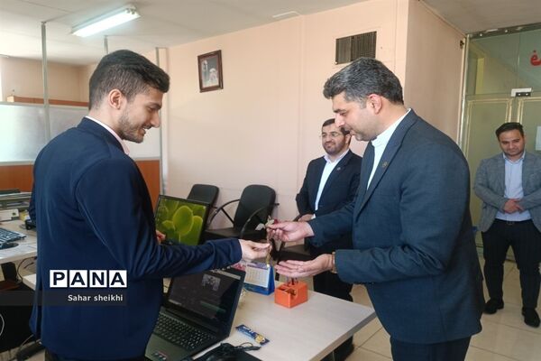 آیین تجلیل از کارمندان  اداری  آموزش و پرورش ملارد در روز معلم