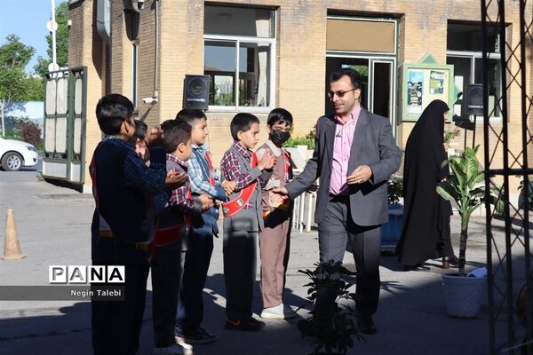 تجلیل دانش‌آموزان عضو سازمان دانش‌آموزی به مناسبت روز معلم
