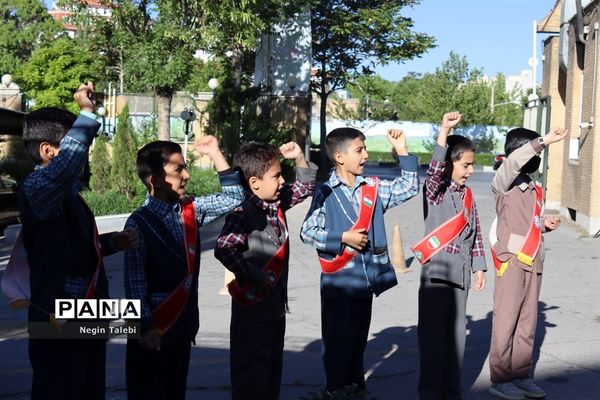 تجلیل دانش‌آموزان عضو سازمان دانش‌آموزی به مناسبت روز معلم