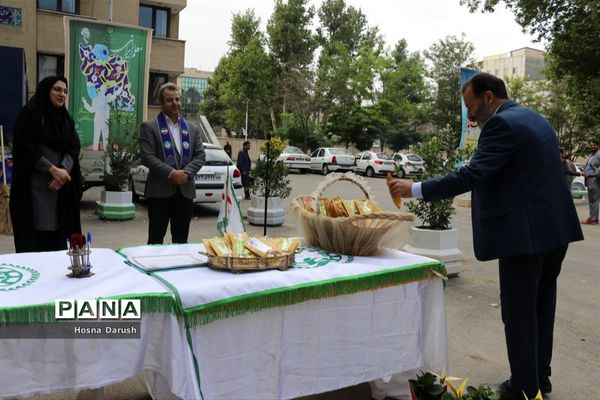 تبریک پیشتازان به معلمان ستادی اداره کل خراسان رضوی در آغاز هفته معلم