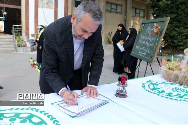 تبریک پیشتازان به معلمان ستادی اداره کل خراسان رضوی در آغاز هفته معلم