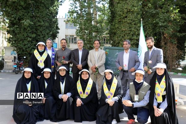 تبریک پیشتازان به معلمان ستادی اداره کل خراسان رضوی در آغاز هفته معلم