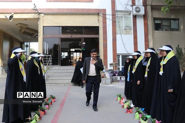 تبریک پیشتازان به معلمان ستادی اداره کل خراسان رضوی در آغاز هفته معلم