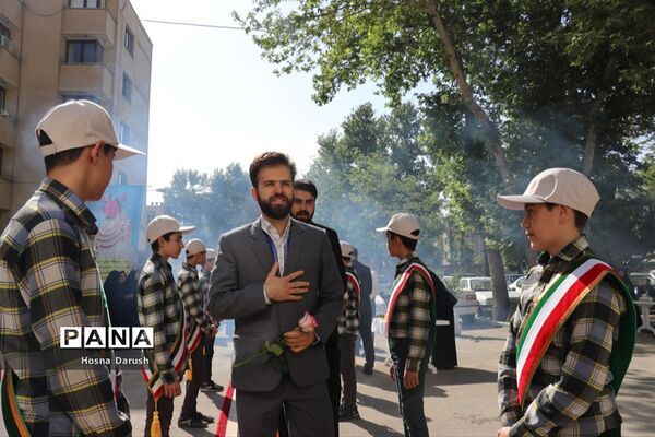 تبریک پیشتازان به معلمان ستادی اداره کل خراسان رضوی در آغاز هفته معلم