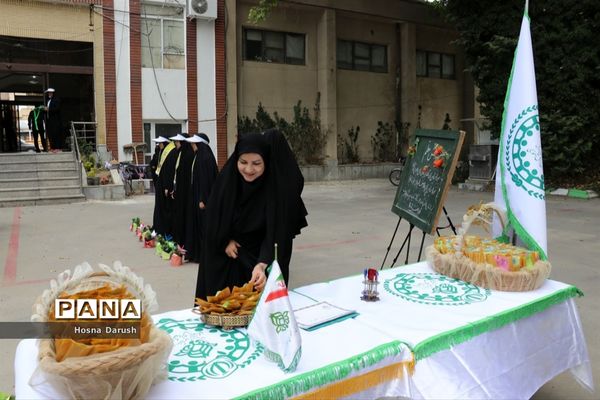 تبریک پیشتازان به معلمان ستادی اداره کل خراسان رضوی در آغاز هفته معلم