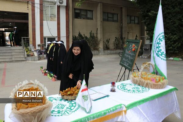 تبریک پیشتازان به معلمان ستادی اداره کل خراسان رضوی در آغاز هفته معلم