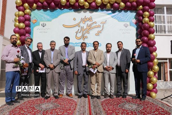 تبریک پیشتازان به معلمان ستادی اداره کل خراسان رضوی در آغاز هفته معلم
