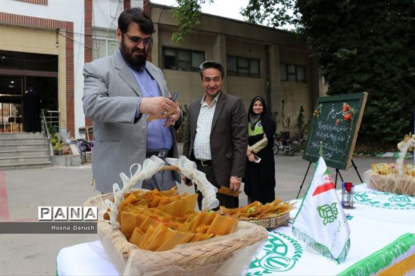 تبریک پیشتازان به معلمان ستادی اداره کل خراسان رضوی در آغاز هفته معلم