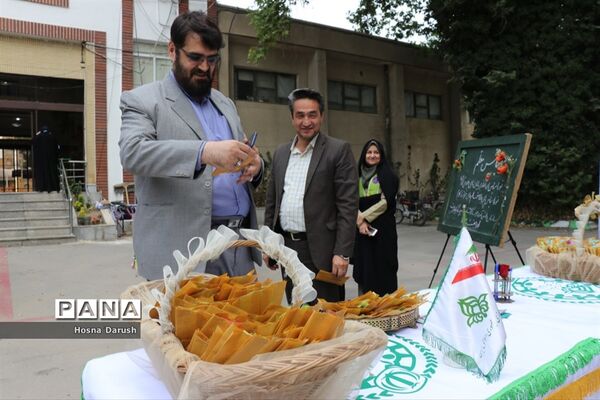 تبریک پیشتازان به معلمان ستادی اداره کل خراسان رضوی در آغاز هفته معلم