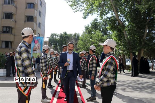 تبریک پیشتازان به معلمان ستادی اداره کل خراسان رضوی در آغاز هفته معلم