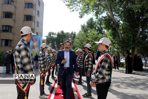 تبریک پیشتازان به معلمان ستادی اداره کل خراسان رضوی در آغاز هفته معلم