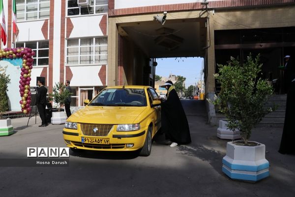 تبریک پیشتازان به معلمان ستادی اداره کل خراسان رضوی در آغاز هفته معلم