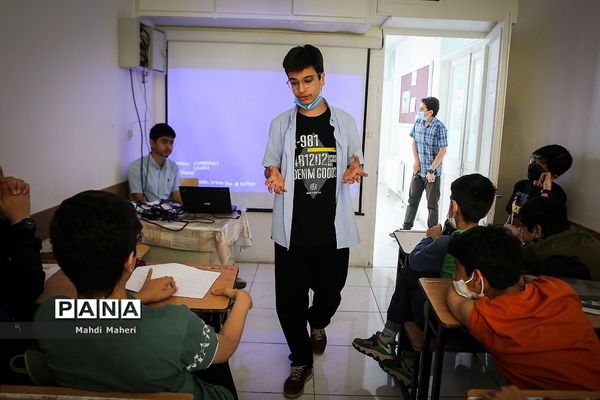 اداره کردن مدرسه توسط دانش‌آموزان