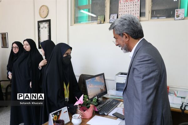 تقدیر از مسئولان اداره‌کل آموزش و پرورش خراسان رضوی در محل کار