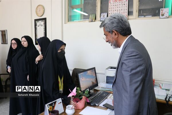 تقدیر از مسئولان اداره‌کل آموزش و پرورش خراسان رضوی در محل کار