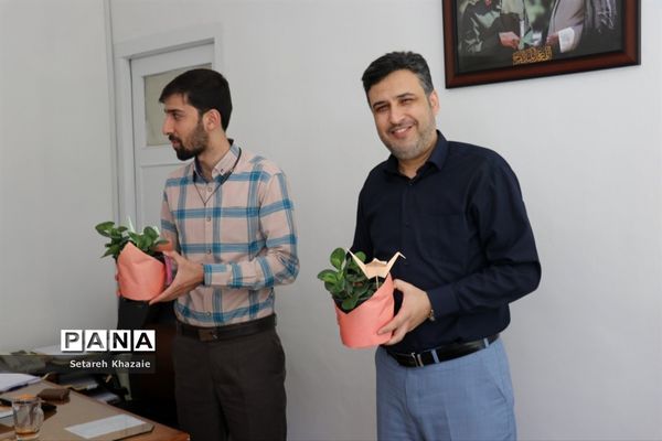 تقدیر از مسئولان اداره‌کل آموزش و پرورش خراسان رضوی در محل کار