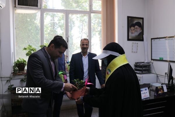 تقدیر از مسئولان اداره‌کل آموزش و پرورش خراسان رضوی در محل کار