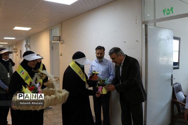 تقدیر از مسئولان اداره‌کل آموزش و پرورش خراسان رضوی در محل کار