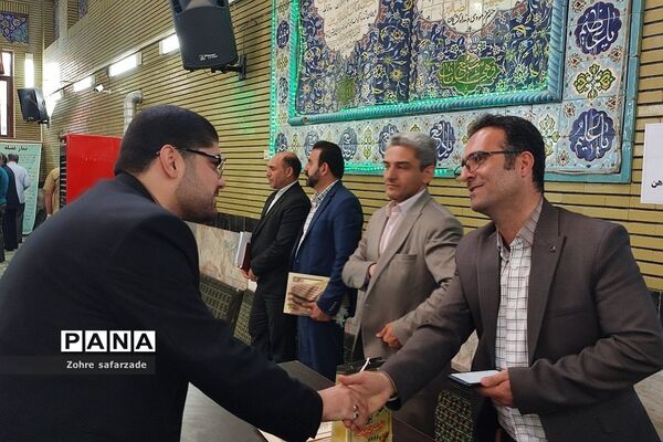 میز خدمت بسیج فرهنگیان آموزش و پرورش رودهن در نماز جمعه