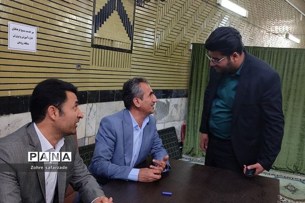 میز خدمت بسیج فرهنگیان آموزش و پرورش رودهن در نماز جمعه