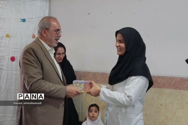 جشن هفته سلامت و تقدیر از مراقبان و سفیران سلامت در مدرسه شهید مرادی ناحیه یک شهرری