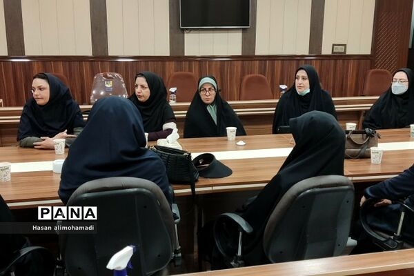 تقدیر از مراقبین سلامت در سالن وحدت اداره آموزش و پرورش ناحیه یک شهرری