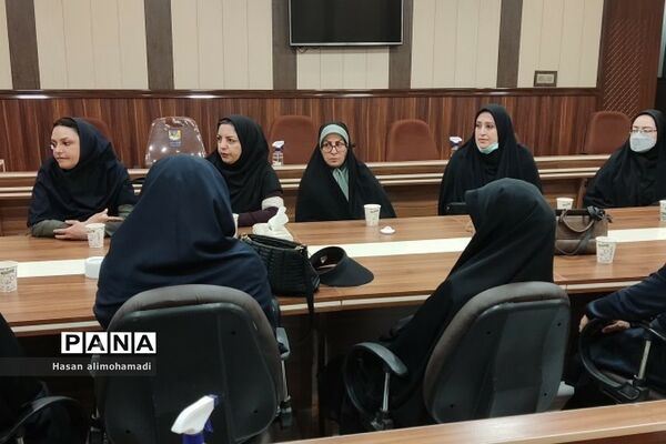 تقدیر از مراقبین سلامت در سالن وحدت اداره آموزش و پرورش ناحیه یک شهرری