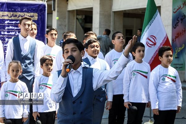 اجرای گروه سرود سازمان دانش‌آموزی در حاشیه نماز جمعه تهران