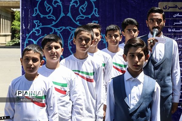 اجرای گروه سرود سازمان دانش‌آموزی در حاشیه نماز جمعه تهران