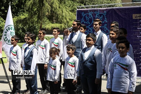 اجرای گروه سرود سازمان دانش‌آموزی در حاشیه نماز جمعه تهران