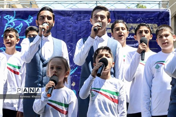 اجرای گروه سرود سازمان دانش‌آموزی در حاشیه نماز جمعه تهران