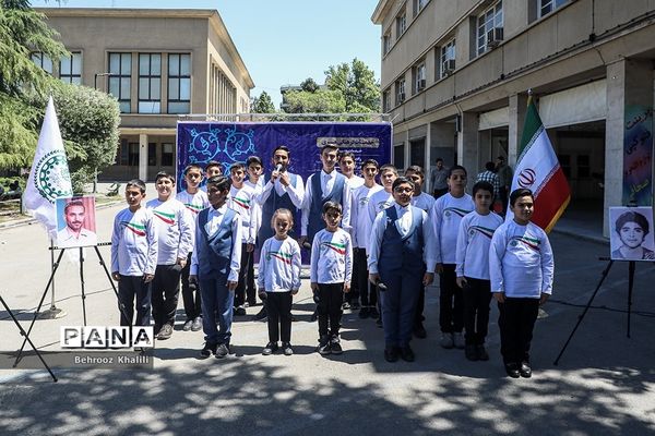 اجرای گروه سرود سازمان دانش‌آموزی در حاشیه نماز جمعه تهران