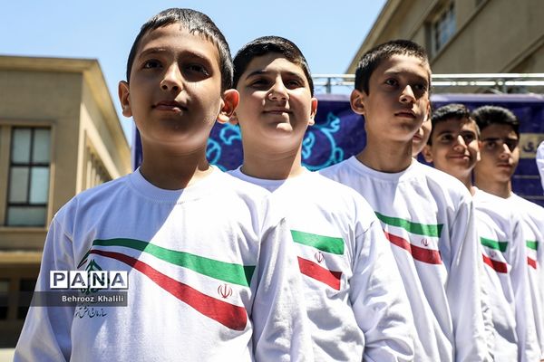 اجرای گروه سرود سازمان دانش‌آموزی در حاشیه نماز جمعه تهران