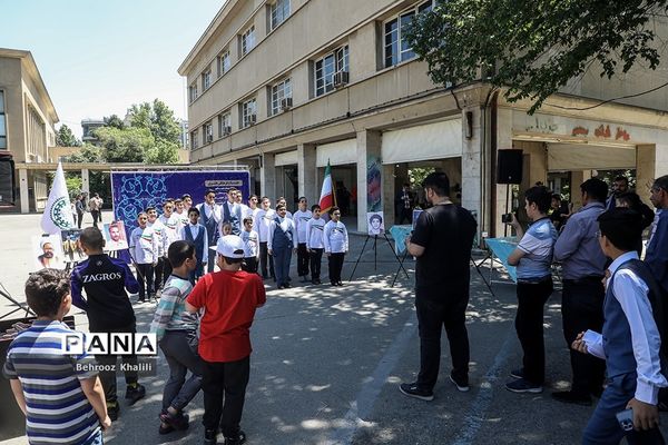 اجرای گروه سرود سازمان دانش‌آموزی در حاشیه نماز جمعه تهران