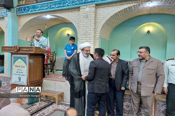 تقدیر از معلمان نمونه در نماز‌جمعه کن