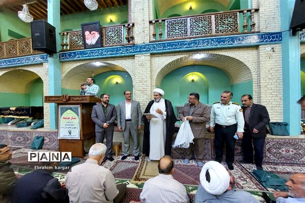 تقدیر از معلمان نمونه در نماز‌جمعه کن