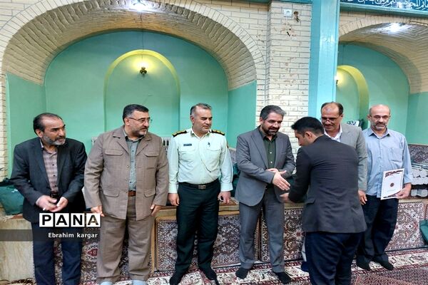 تقدیر از معلمان نمونه در نماز‌جمعه کن