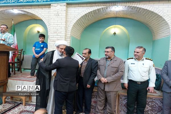 تقدیر از معلمان نمونه در نماز‌جمعه کن