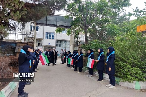نواختن زنگ سپاس معلم در دبیرستان دخترانه 22 بهمن