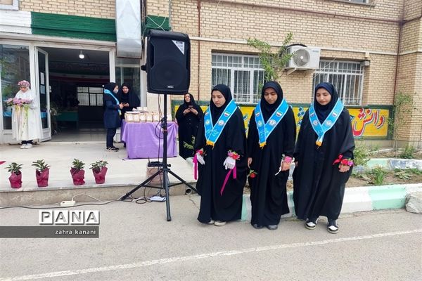 نواختن زنگ سپاس معلم در دبیرستان دخترانه 22 بهمن