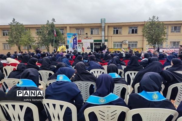 نواختن زنگ سپاس معلم در دبیرستان دخترانه 22 بهمن