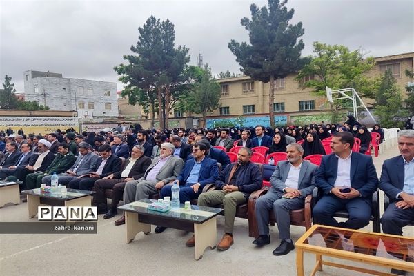 نواختن زنگ سپاس معلم در دبیرستان دخترانه 22 بهمن